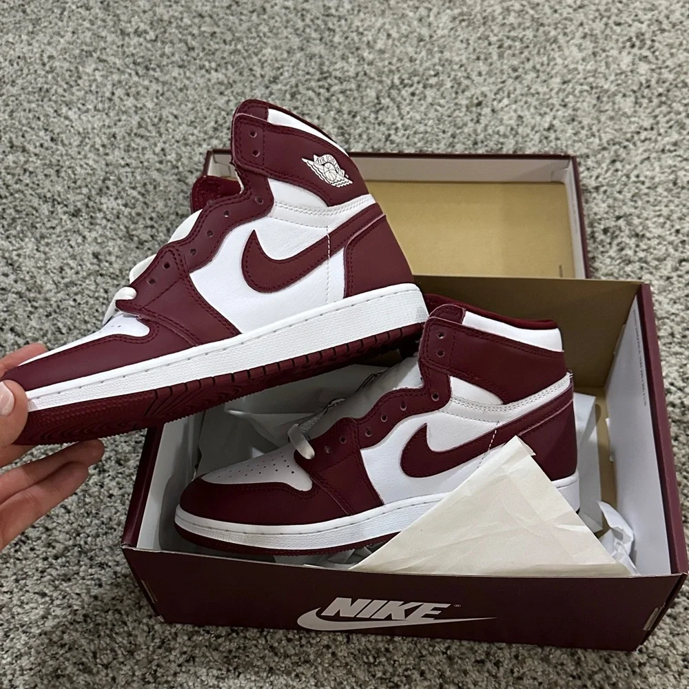 Nike Jordan 1 Retro - Picture 2 of 5